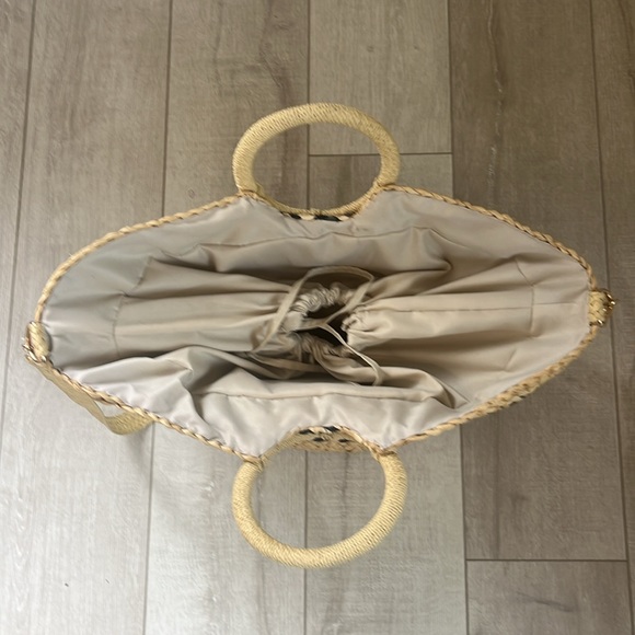 L SPACE TAN DARK BLUE LARGE BEACH TOTE WITH SHOULDER STRAP GOOD USED CONDITION - Picture 3 of 10